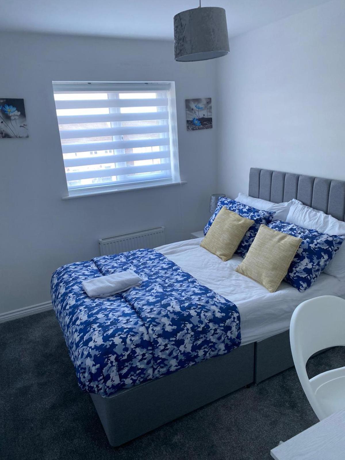 Apartment Cheerful 4 Bedroom Townhouse With Free Parking