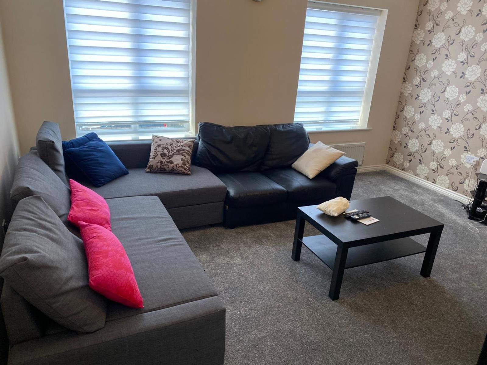 Apartment Cheerful 4 Bedroom Townhouse With Free Parking *
