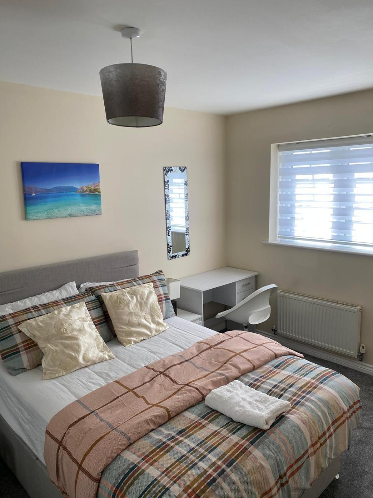 Apartment Cheerful 4 Bedroom Townhouse With Free Parking
