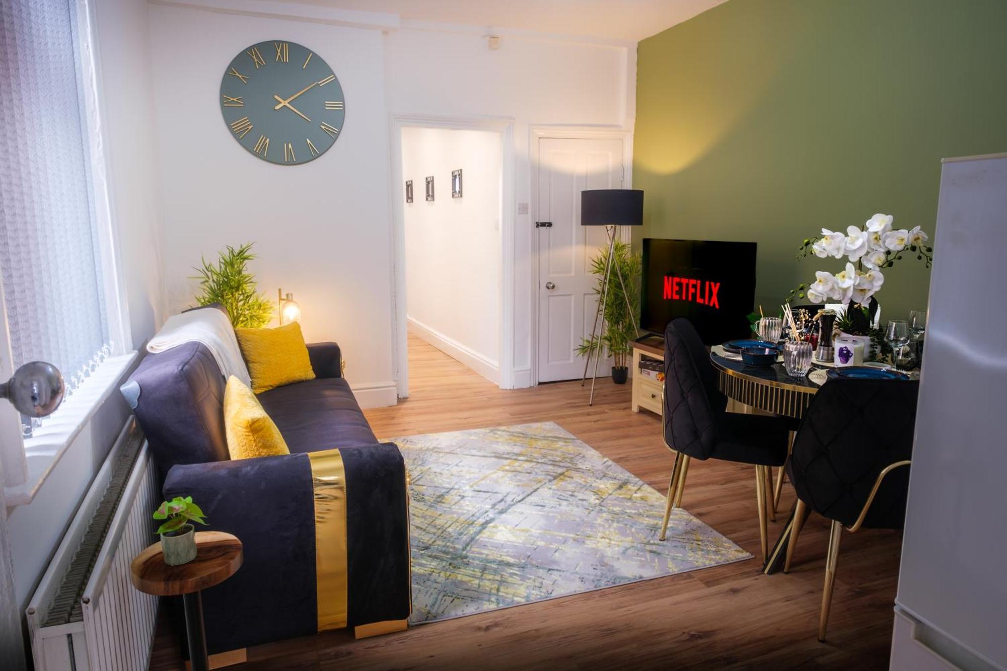 Long - Contractors - Free Parking - Sleeps 5 Apartment