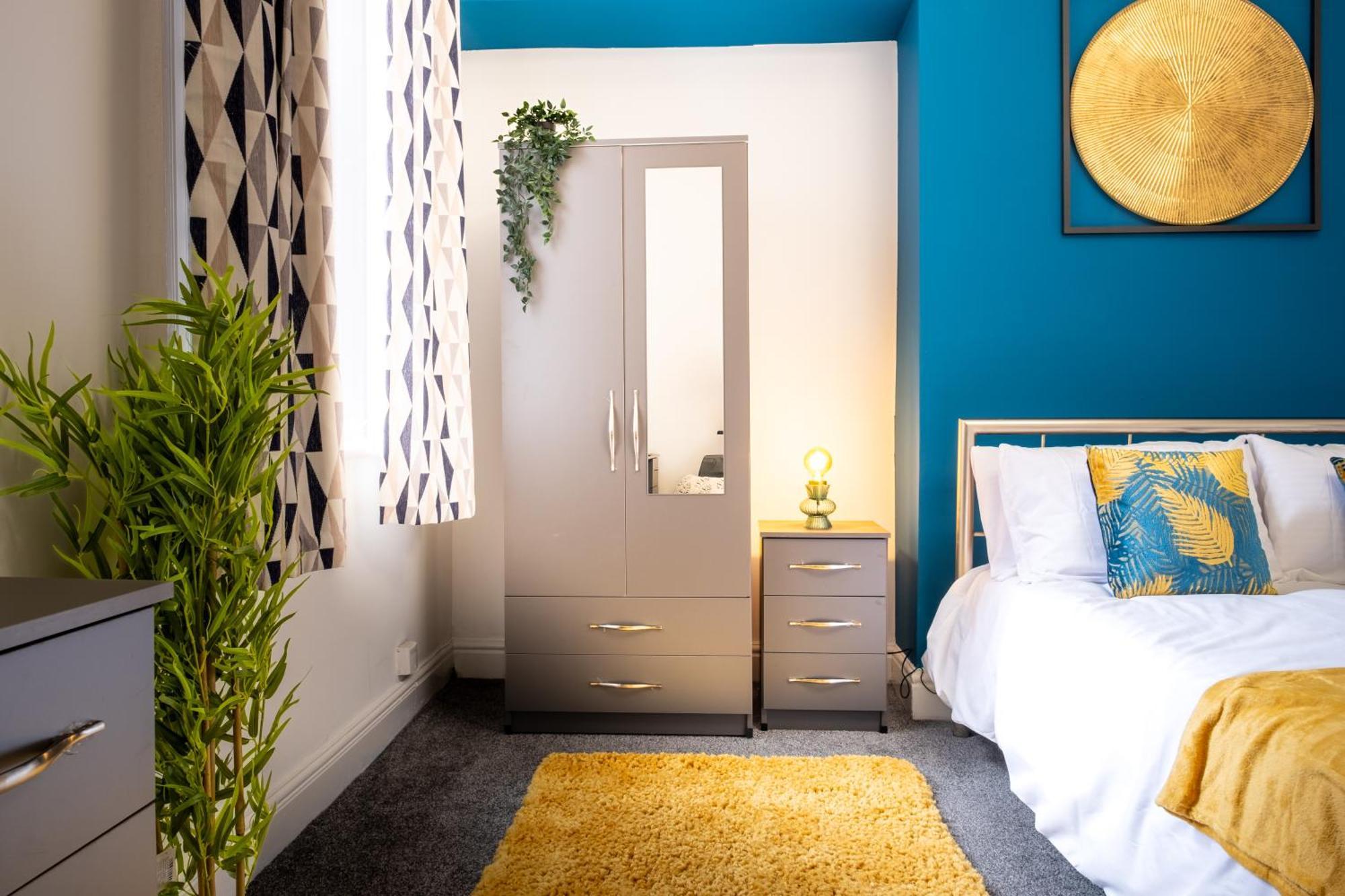 Apartment Long - Contractors - Free Parking - Sleeps 5 *