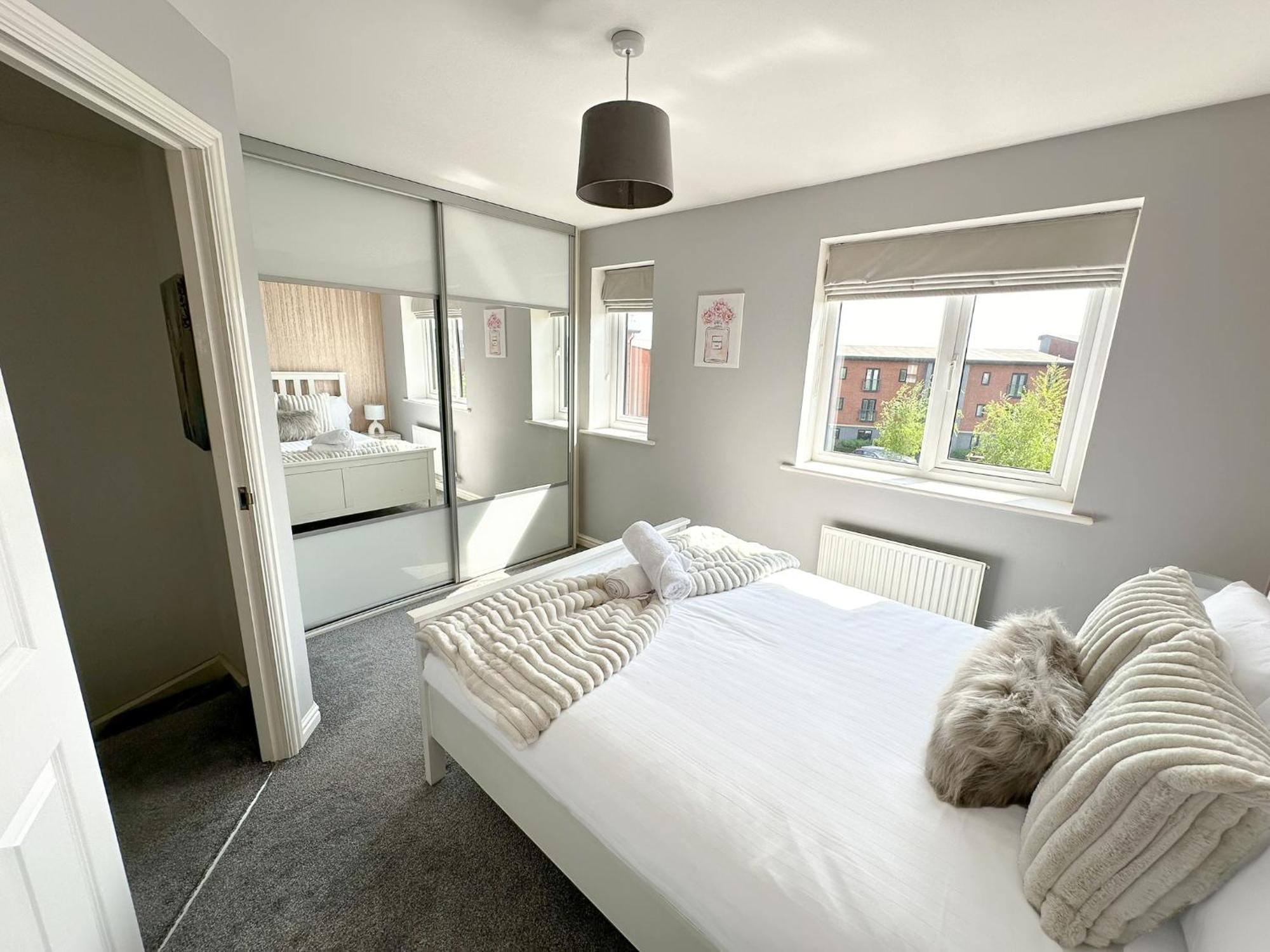 Luxury 4 Bed House - Free Parking - Contractors - Relocators
