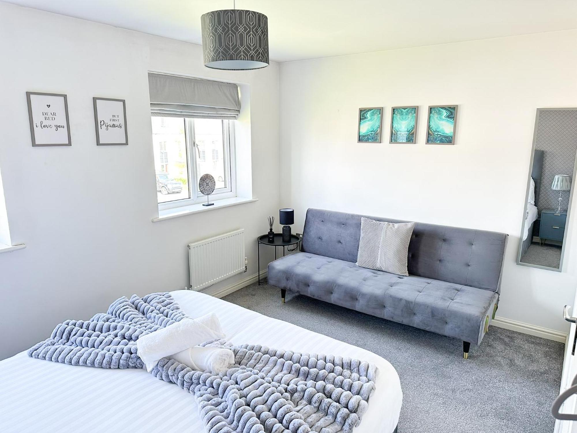 Luxury 4 Bed House - Free Parking - Contractors - Relocators Apartment *