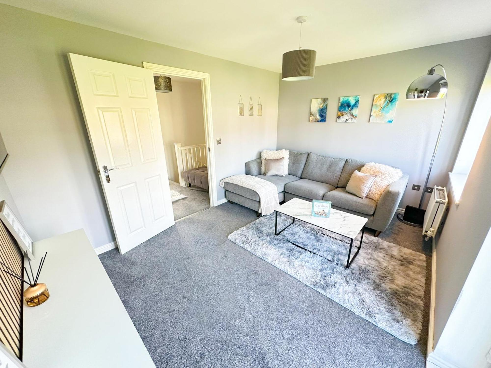 Apartment Luxury 4 Bed House - Free Parking - Contractors - Relocators *