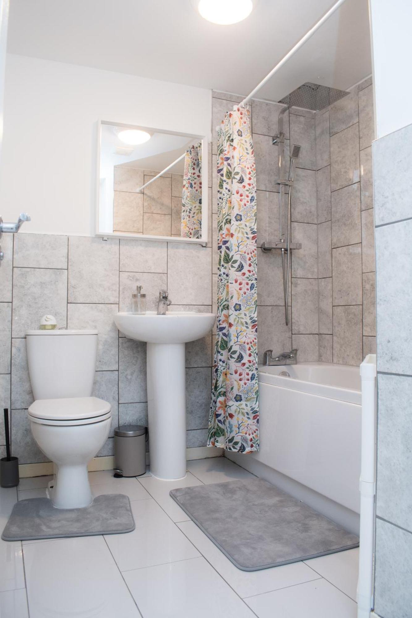 Comfy Modern 3br Semi Detached 400mb Wifi Free Double Parking Newcastle upon Tyne
