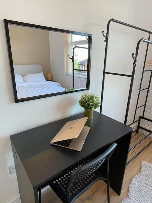 Apartment Whole House Modern Two Bedroom In Newcastle - Free Parking *