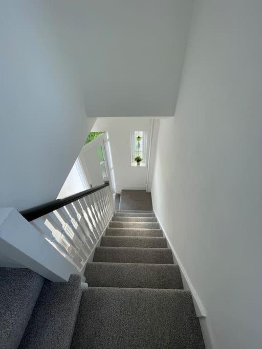 Whole House Modern Two Bedroom In Newcastle - Free Parking *