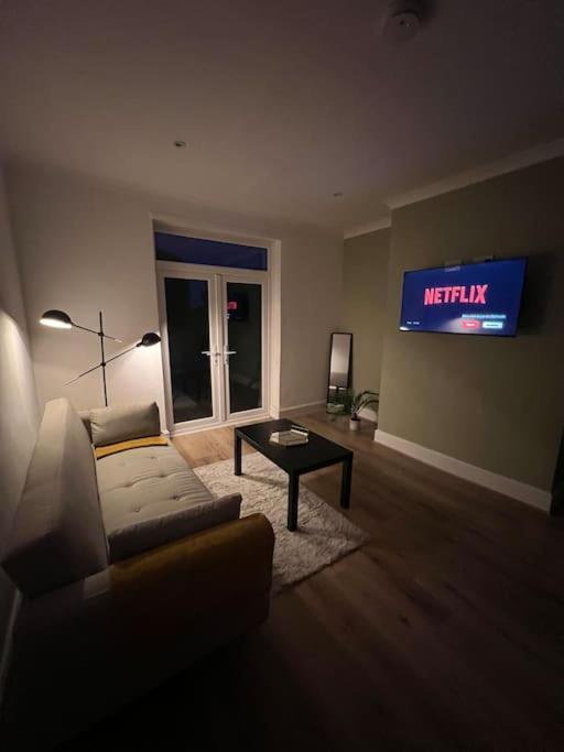 Whole House Modern Two Bedroom In Newcastle - Free Parking