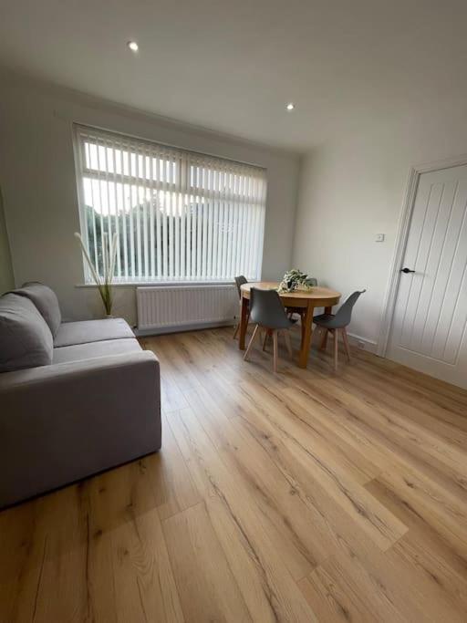 Whole House Modern Two Bedroom In Newcastle - Free Parking *
