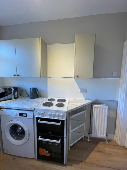 Whole House Modern Two Bedroom In Newcastle - Free Parking Apartment *