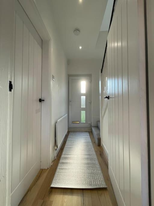 Whole House Modern Two Bedroom In Newcastle - Free Parking *