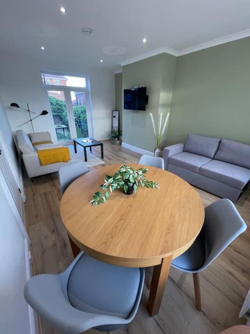 Whole House Modern Two Bedroom In Newcastle - Free Parking *