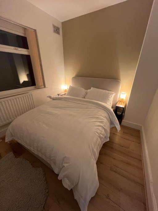 Apartment Whole House Modern Two Bedroom In Newcastle - Free Parking
