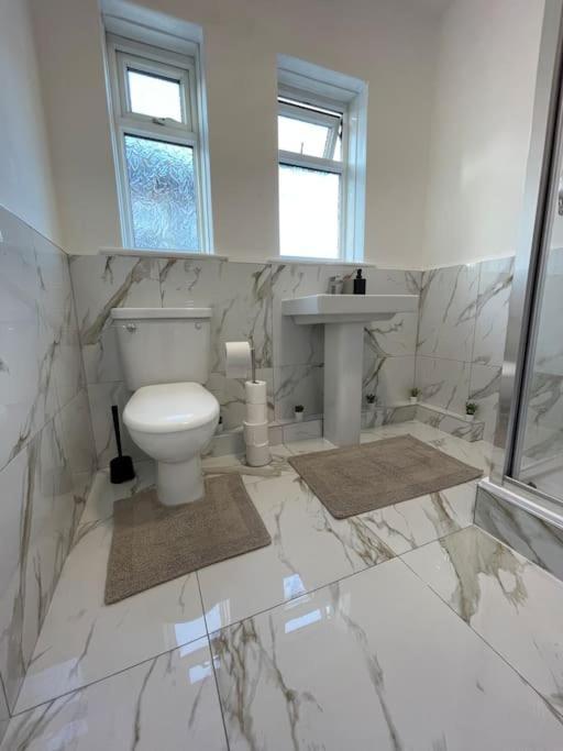 Whole House Modern Two Bedroom In Newcastle - Free Parking Apartment Newcastle upon Tyne