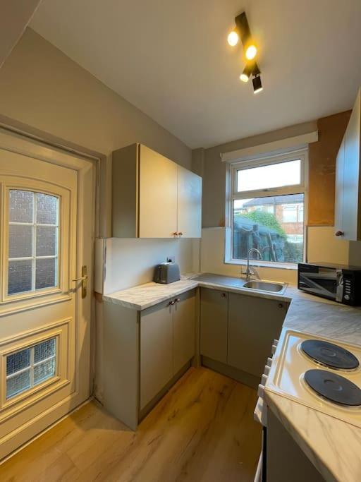 Whole House Modern Two Bedroom In Newcastle - Free Parking *