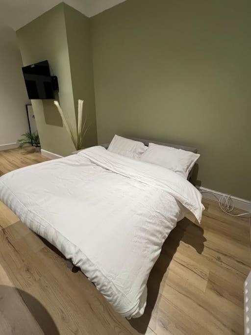 Whole House Modern Two Bedroom In Newcastle - Free Parking