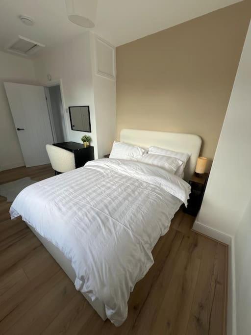 Whole House Modern Two Bedroom In Newcastle - Free Parking Apartment