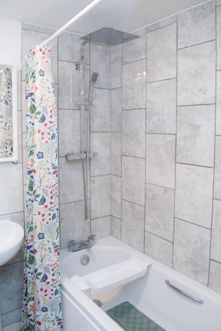 Comfy Modern 3br Semi Detached 400mb Wifi Free Double Parking *