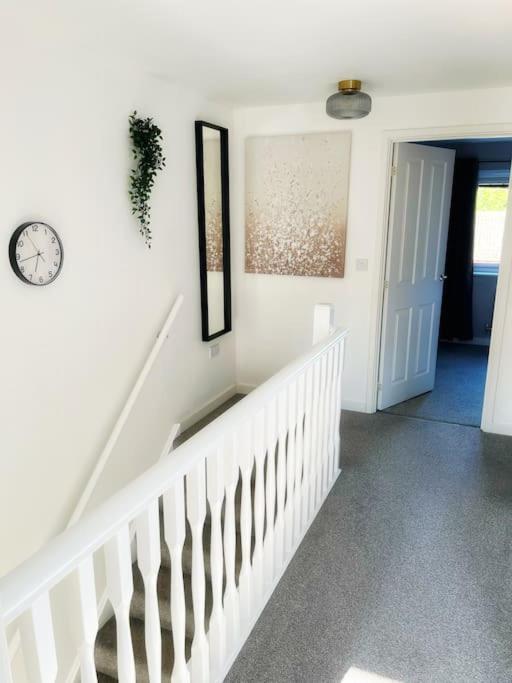 Comfy Modern 3br Semi Detached 400mb Wifi Free Double Parking Holiday home *