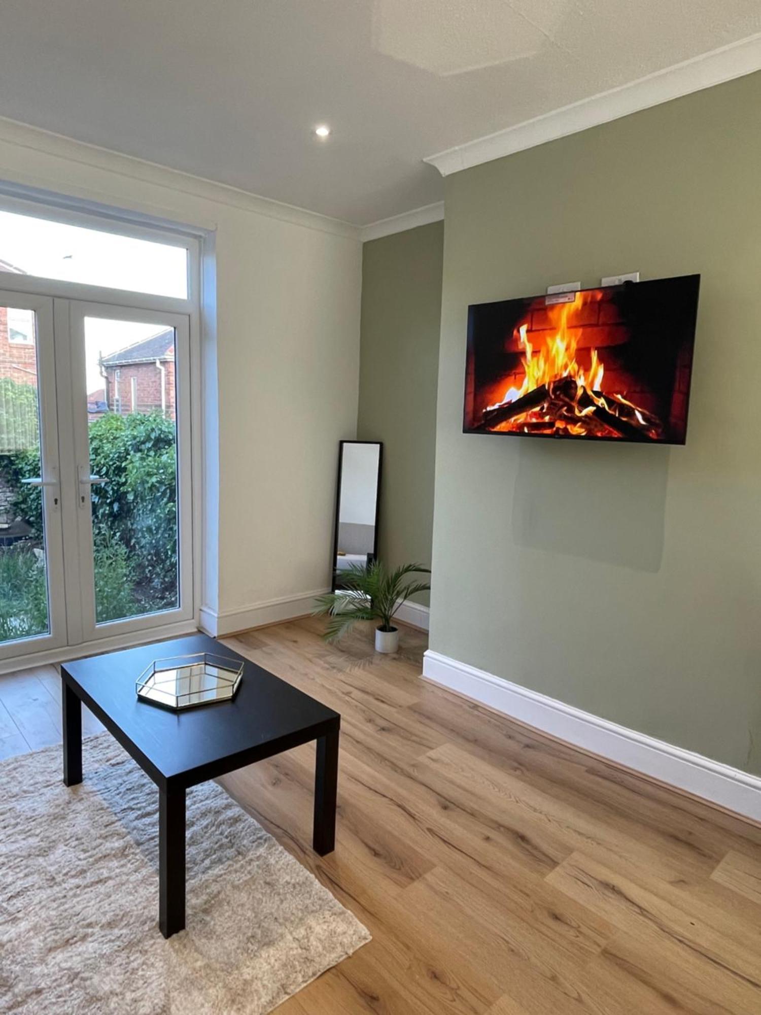 Whole House Modern Two Bedroom In Newcastle - Free Parking *