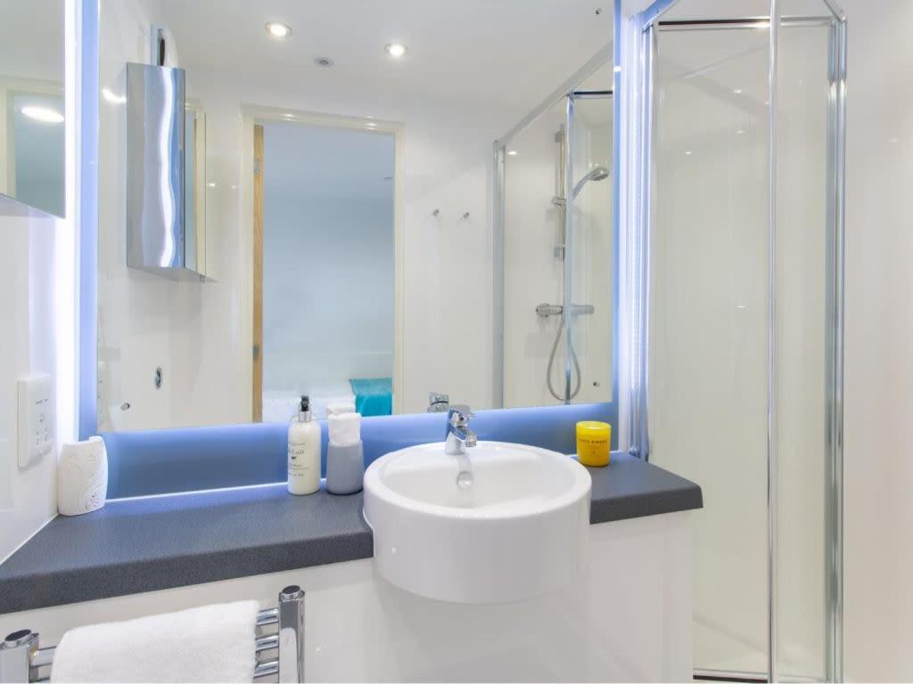 Stylish Ensuite Bedrooms With Private Bathroom And Fully-equipped At Market House In Apartment