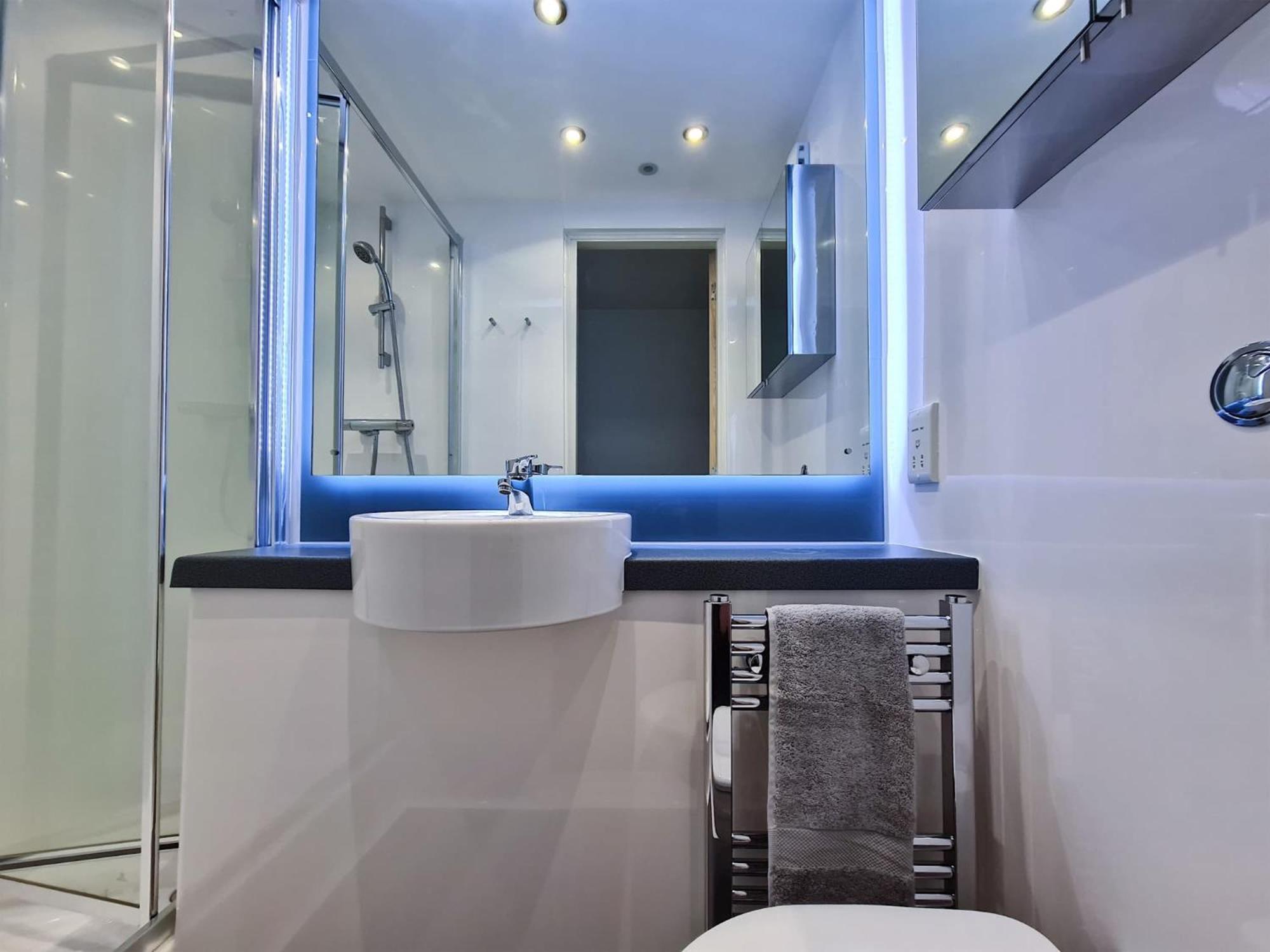 Stylish Ensuite Bedrooms With Private Bathroom And Fully-equipped At Market House In * Newcastle upon Tyne