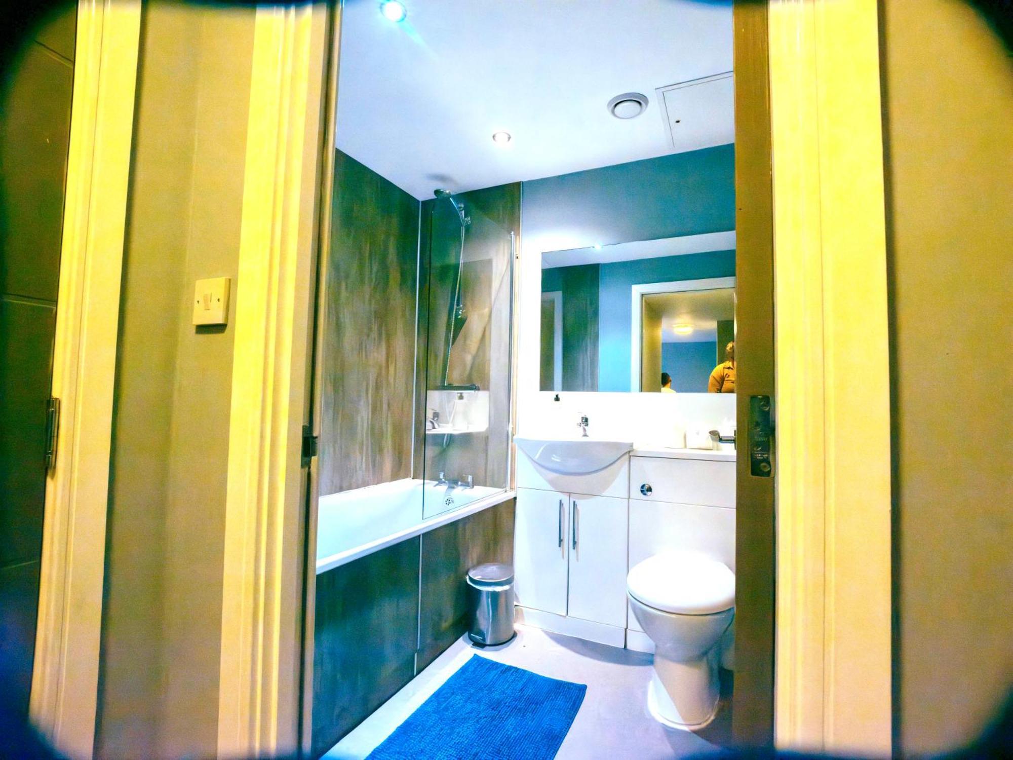 Apartment 2 Bedroom In The Heart Of - Spacious - Sleeps 8 *