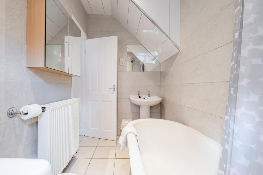 Cosy Flat,great Location&parking Apartment