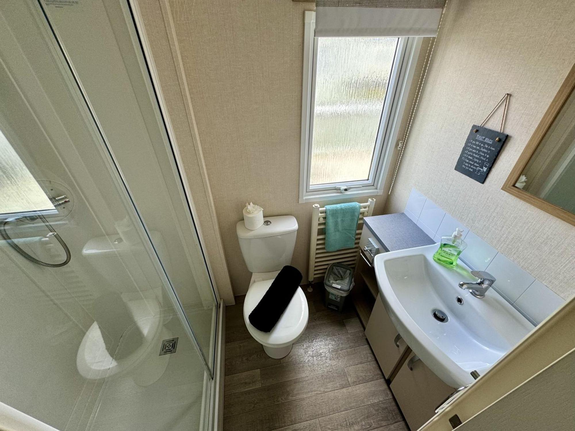 New Sea View Platinum Caravan With Huge Decking *