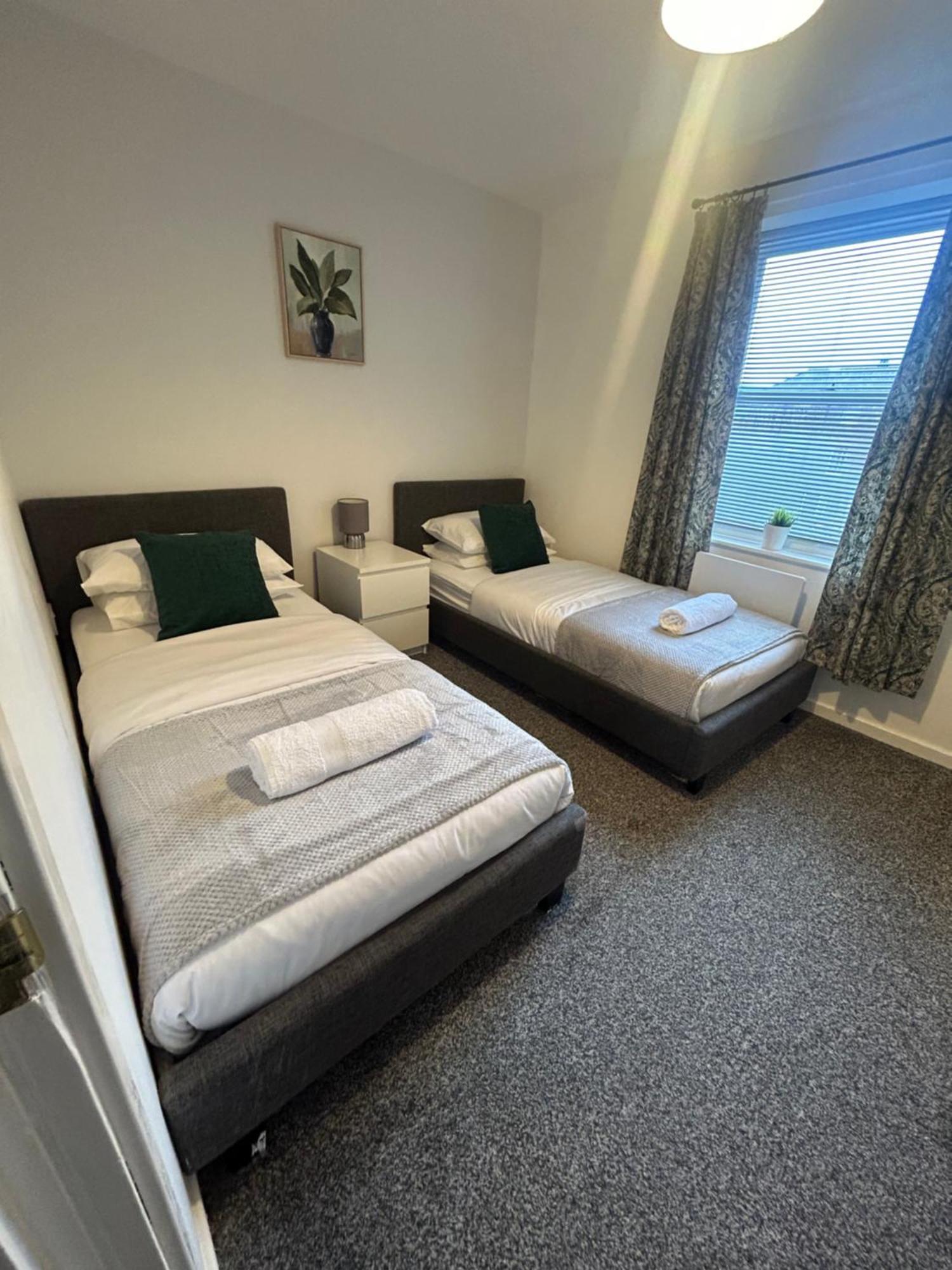 3 Bedroom & Free Parking- Ideal 4 Long Apartment