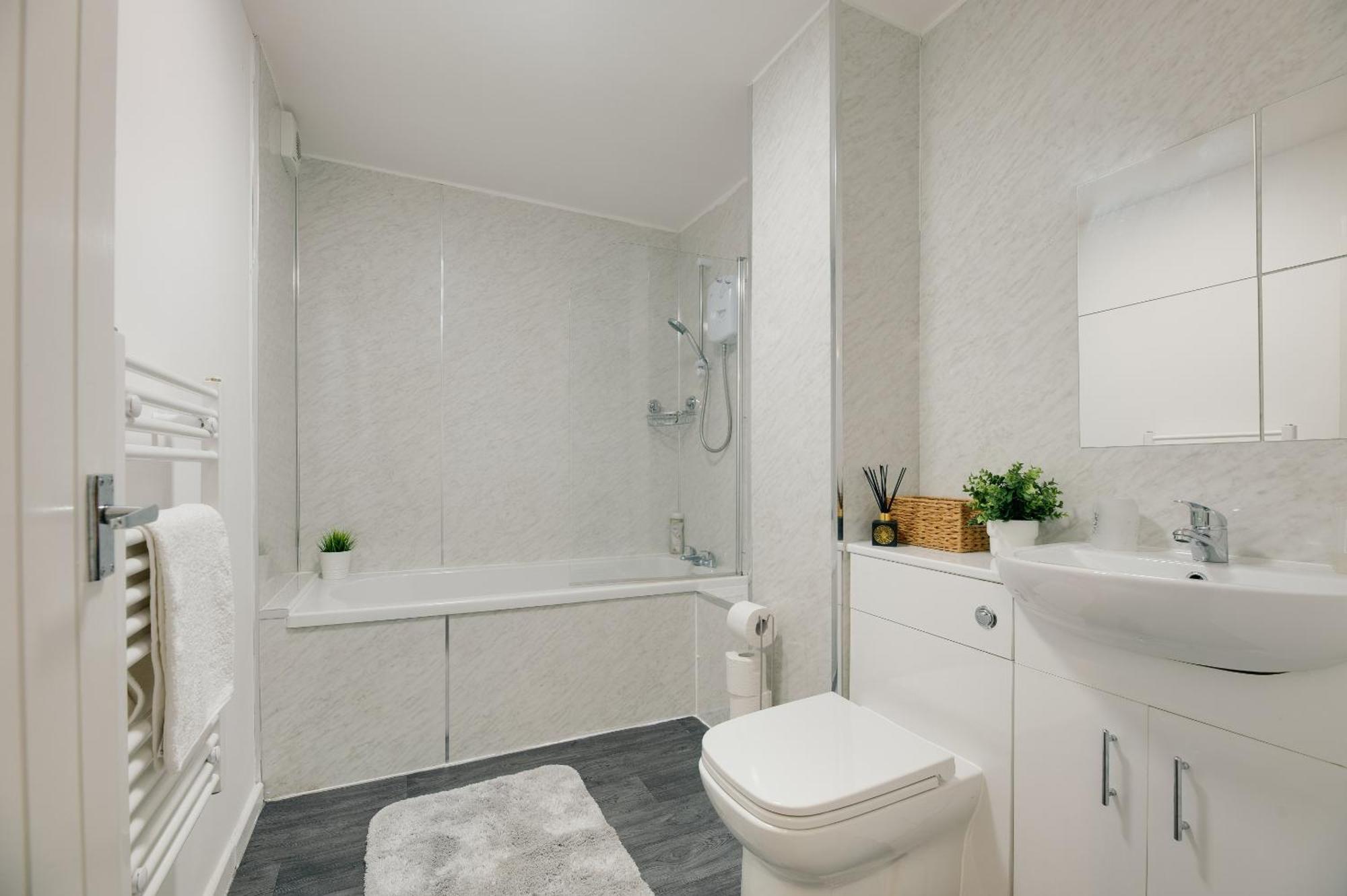 3 Bedroom Centre With Free Parking, Medieval Area Apartment *