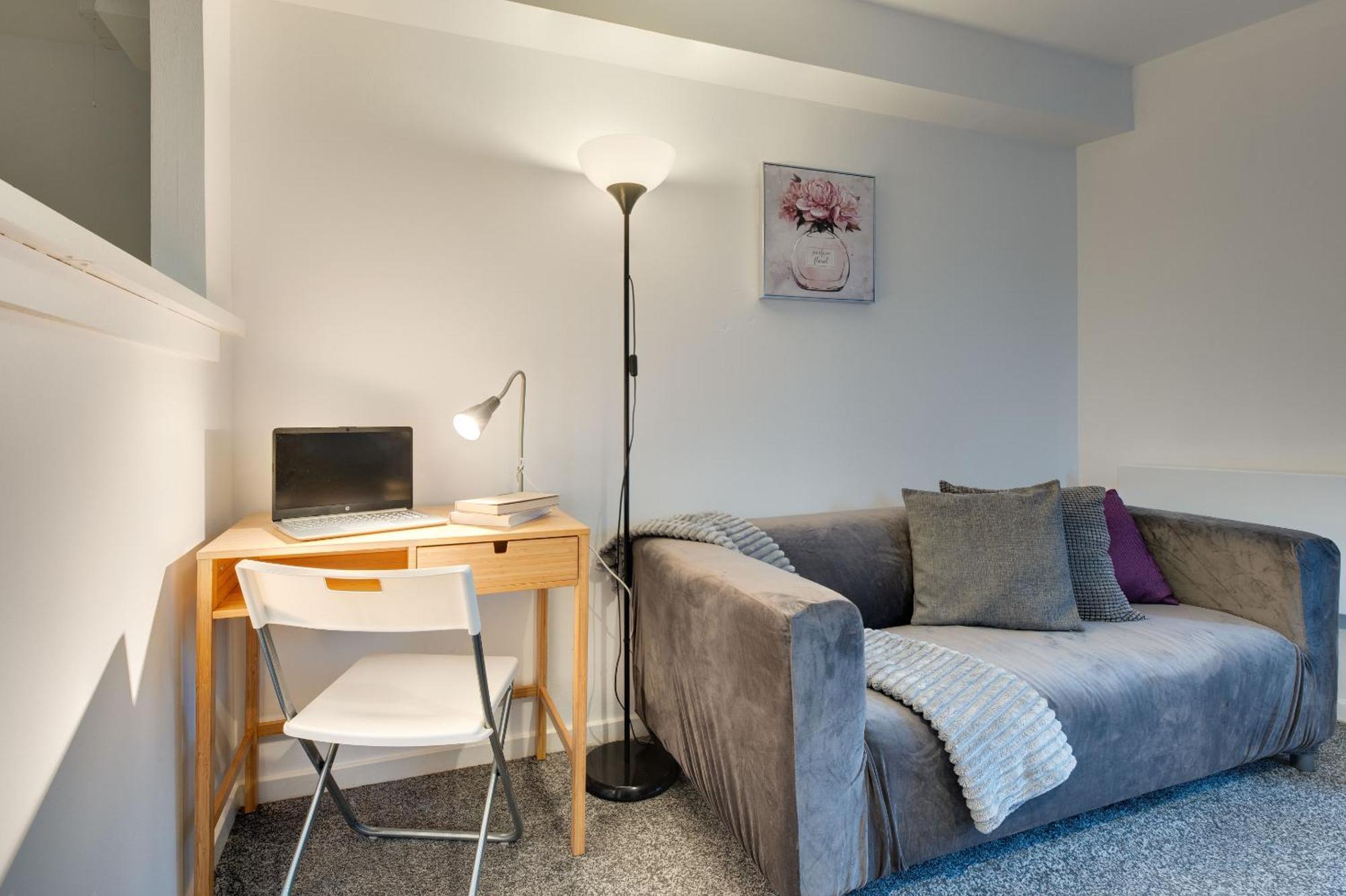 3 Bedroom Centre With Free Parking, Medieval Area Apartment