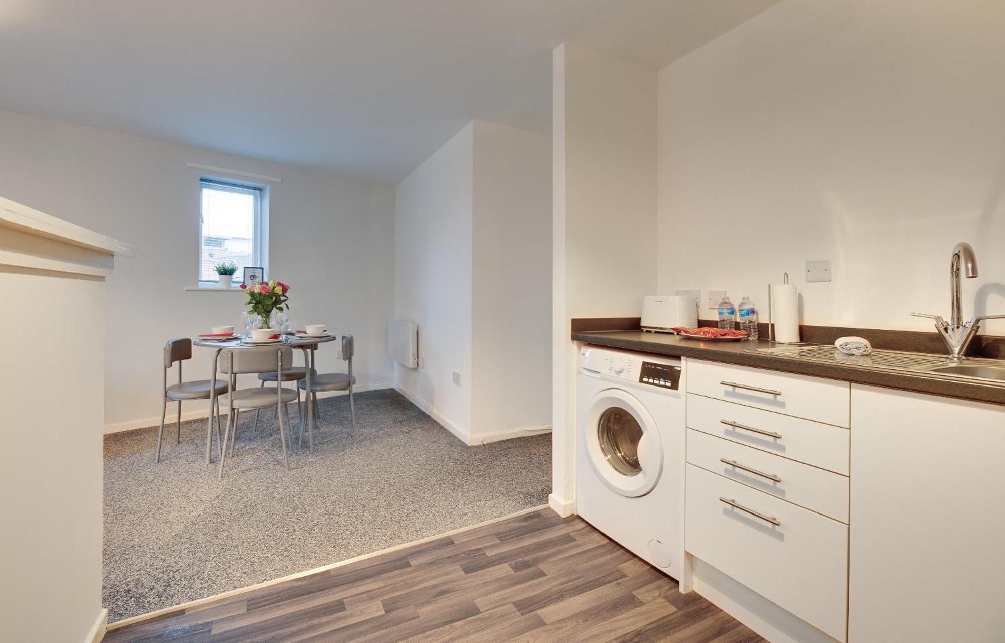 Apartment 3 Bedroom Centre With Free Parking, Medieval Area *