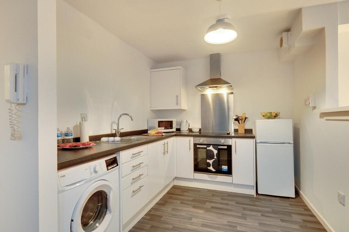 3 Bedroom Centre With Free Parking, Medieval Area Apartment *
