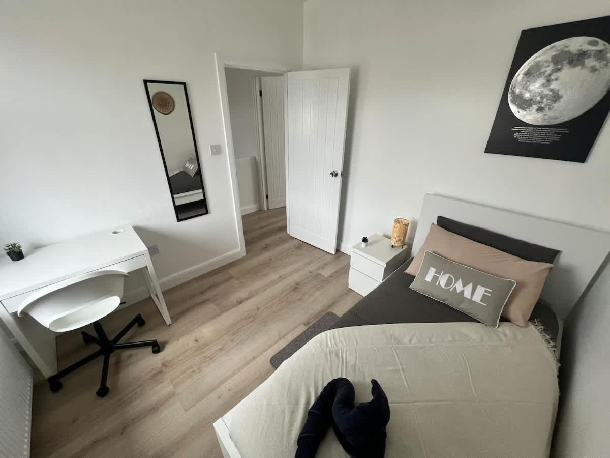 Free Parking - 4 Bedroom House Holiday home *