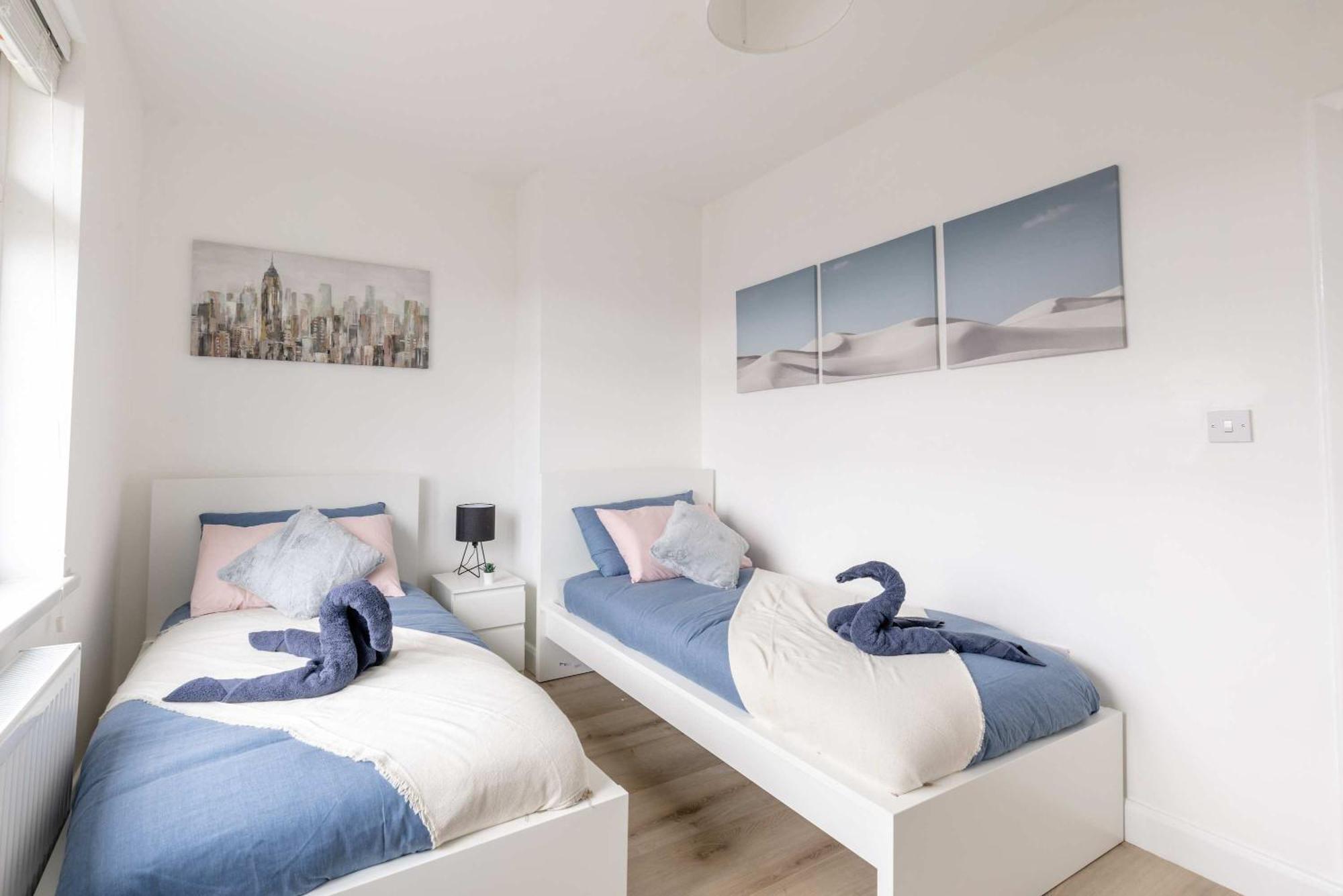 Holiday home Free Parking - 4 Bedroom House