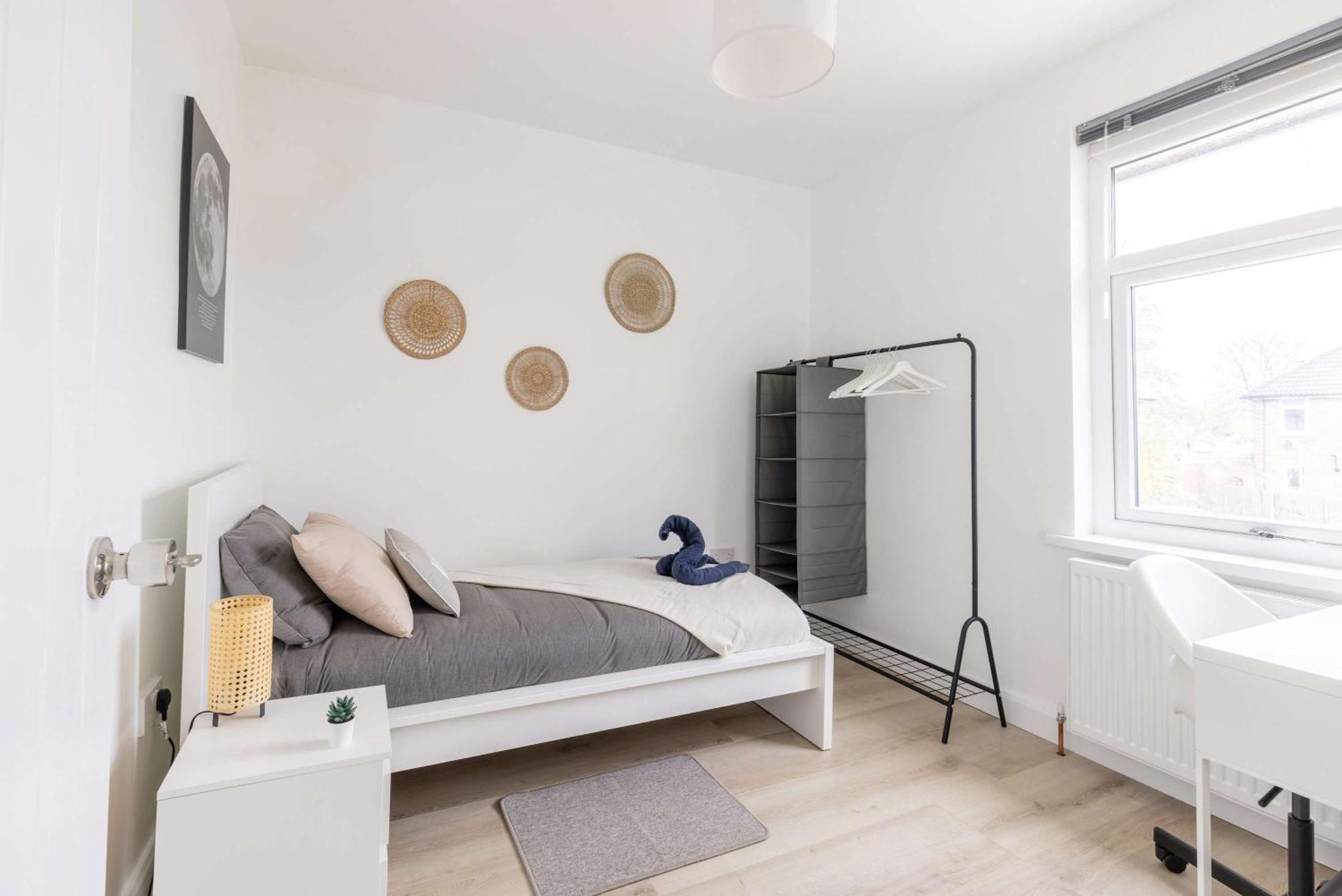 Free Parking - 4 Bedroom House