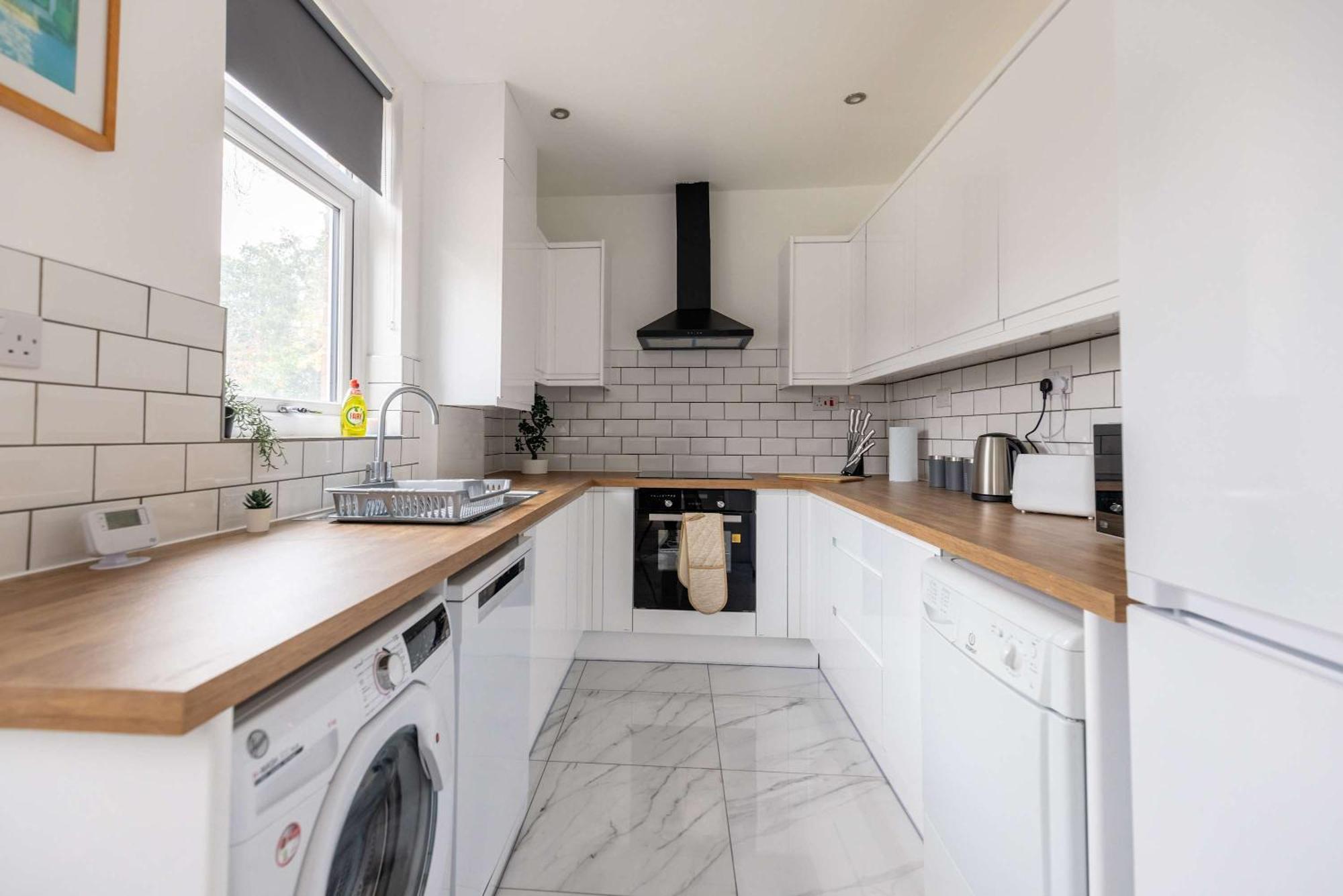 Holiday home Free Parking - 4 Bedroom House