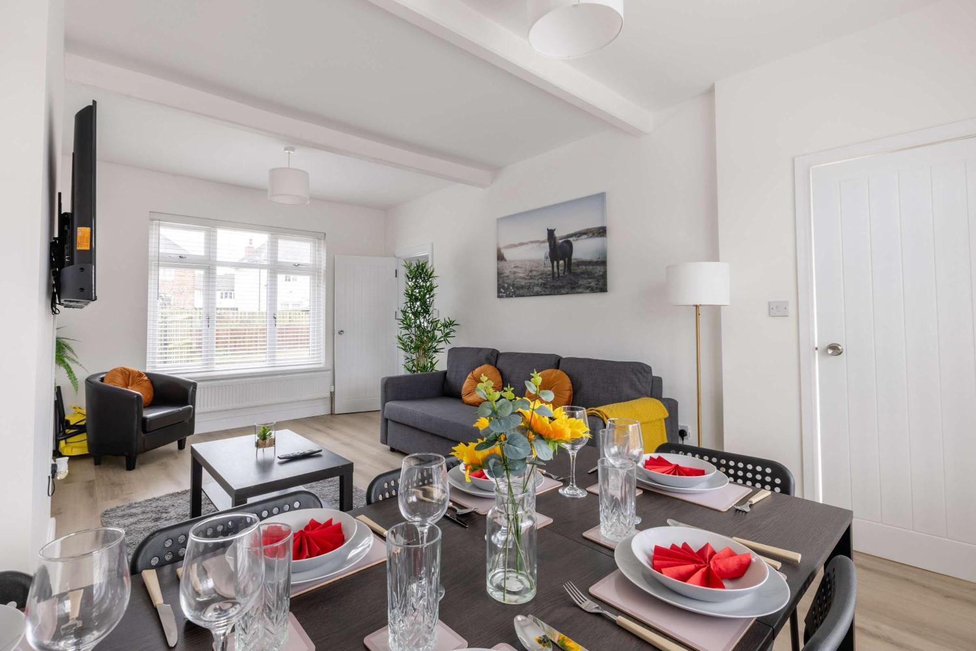 Free Parking - 4 Bedroom House Holiday home *