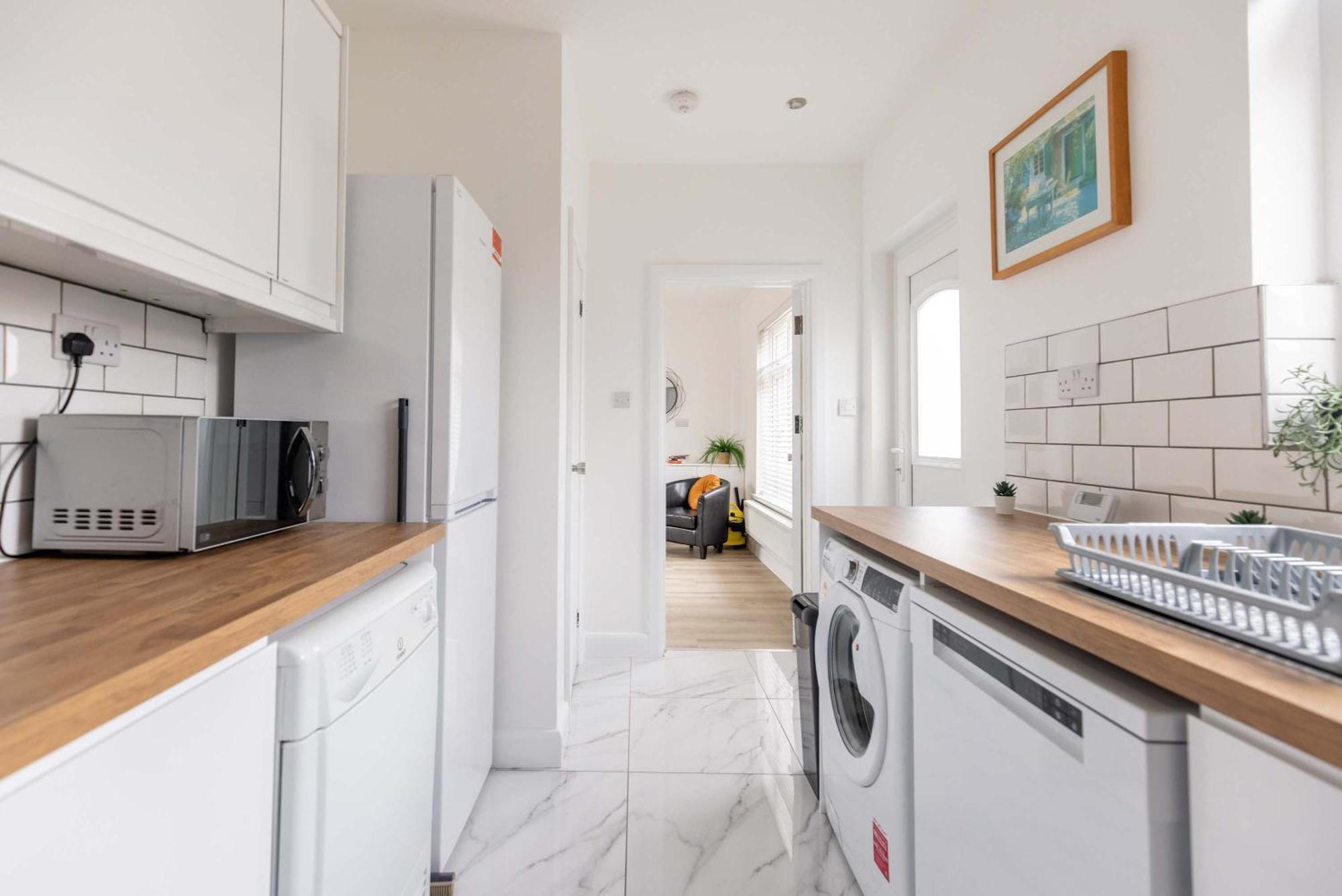 Holiday home Free Parking - 4 Bedroom House *