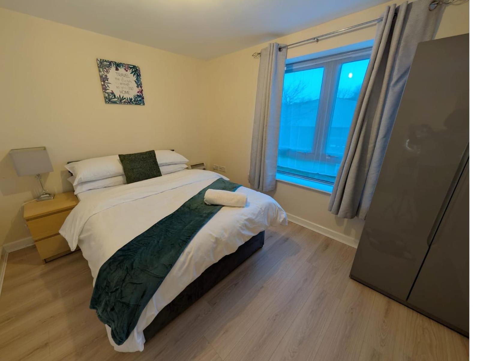 Waterfront Quayside With Secure Parking & Lift, Ideal For Mobility Users Apartment *