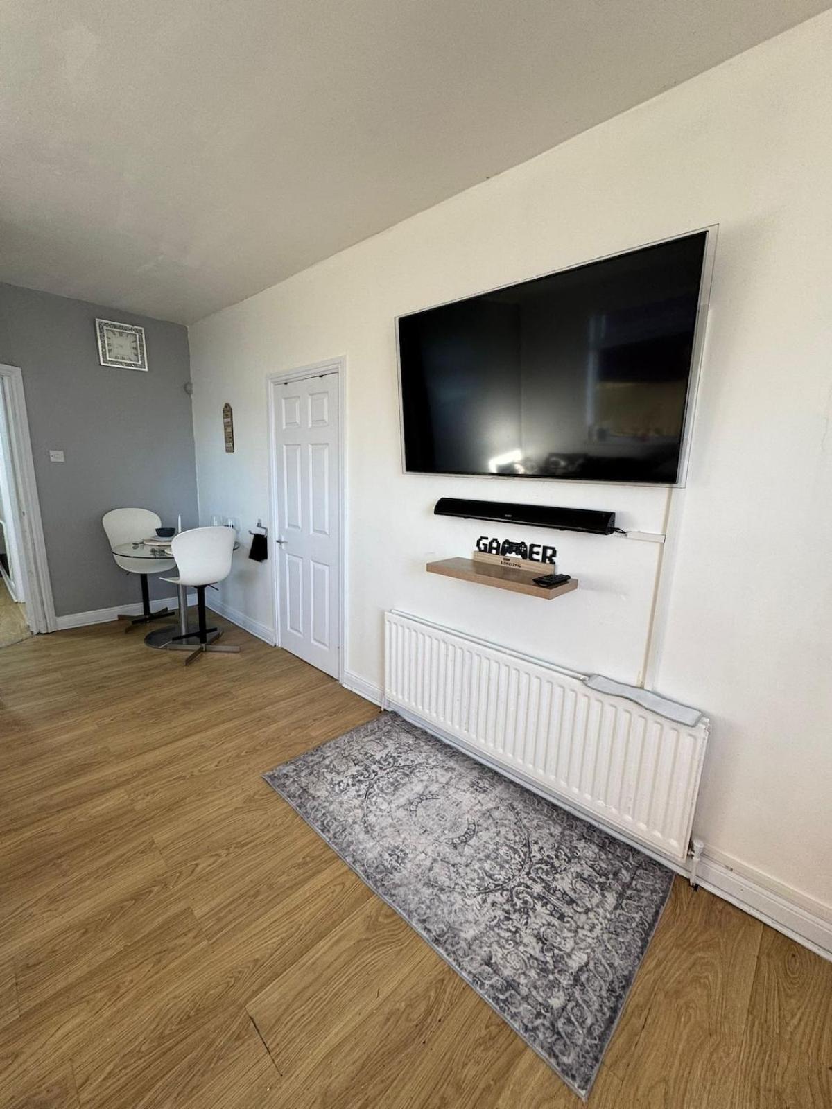 Spacious Flat In Apartment *