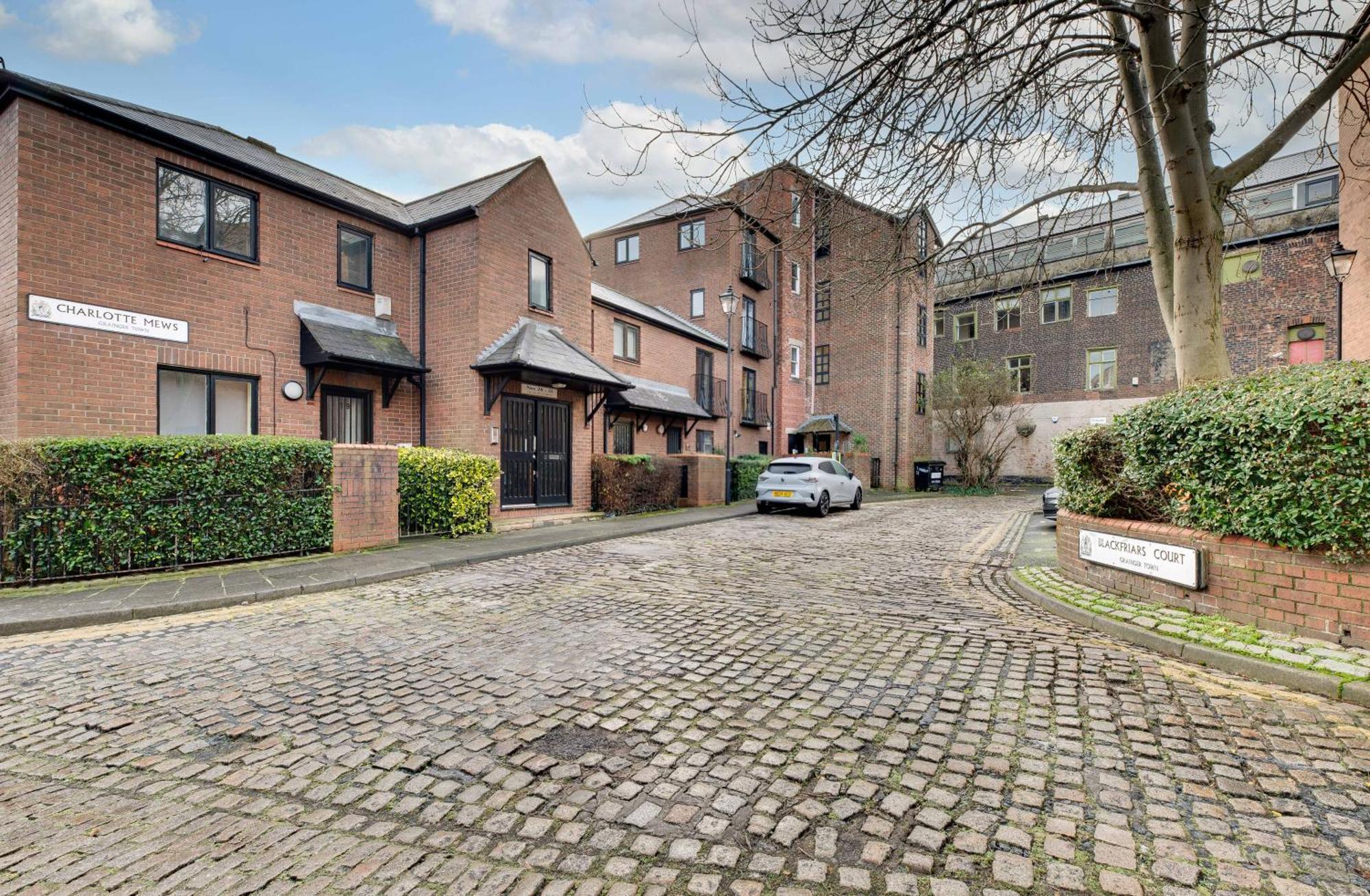 3 Bedroom Centre With Free Parking, Medieval Area Newcastle upon Tyne