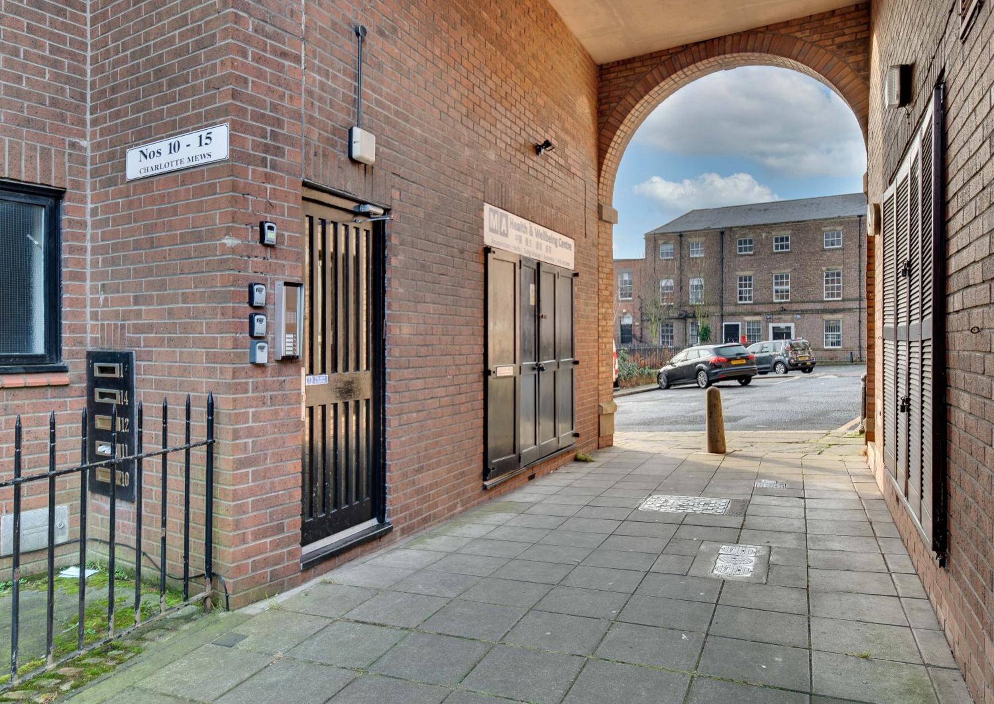 3 Bedroom Centre With Free Parking, Medieval Area Apartment *