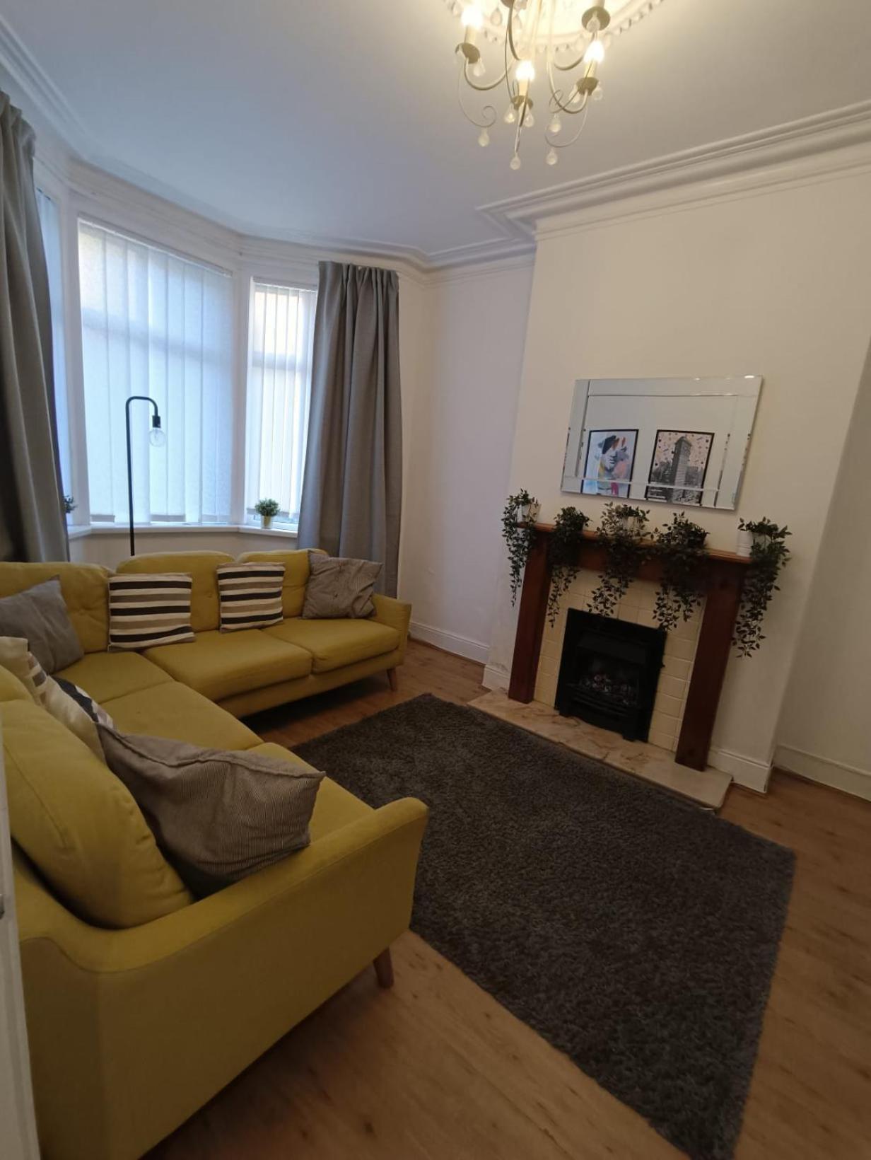 8 Bed House 2 Miles Apartment *
