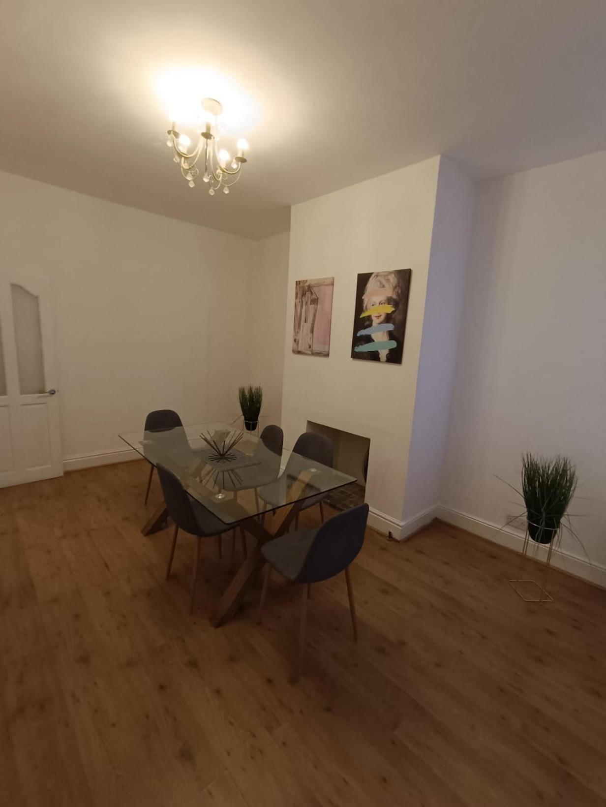 8 Bed House 2 Miles Apartment