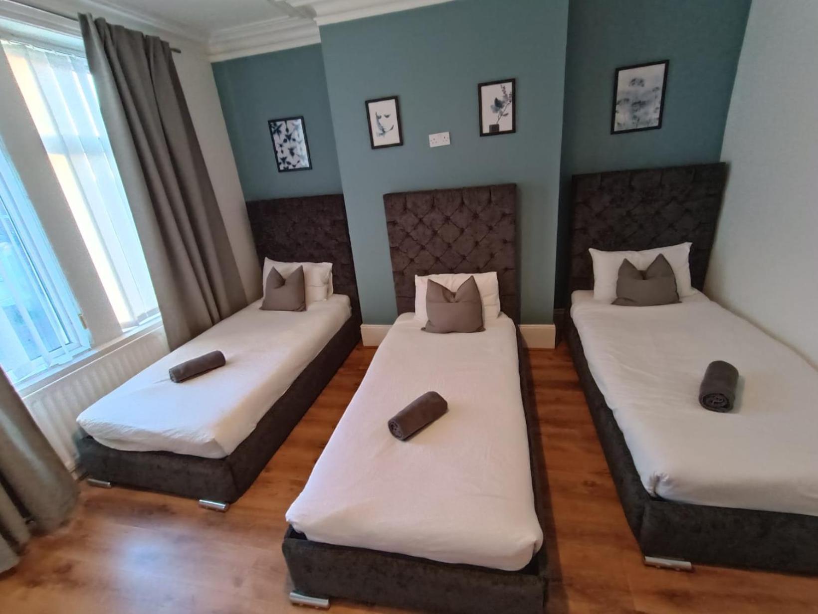 8 Bed House 2 Miles Apartment *