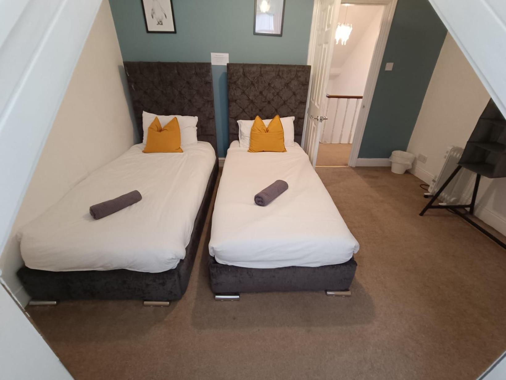 Apartment 8 Bed House 2 Miles *
