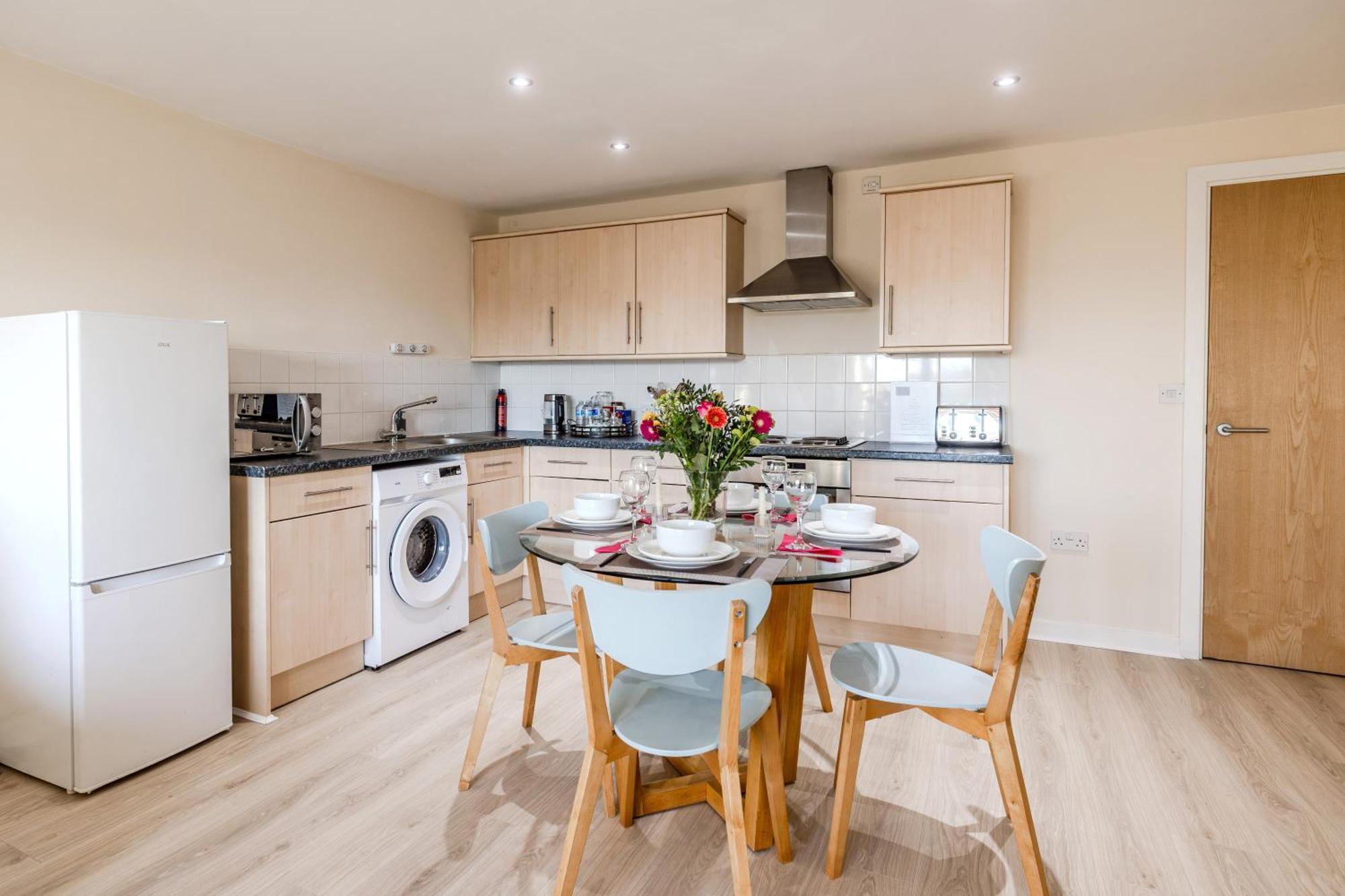 Waterfront Quayside With Secure Parking & Lift, Ideal For Mobility Users Apartment *