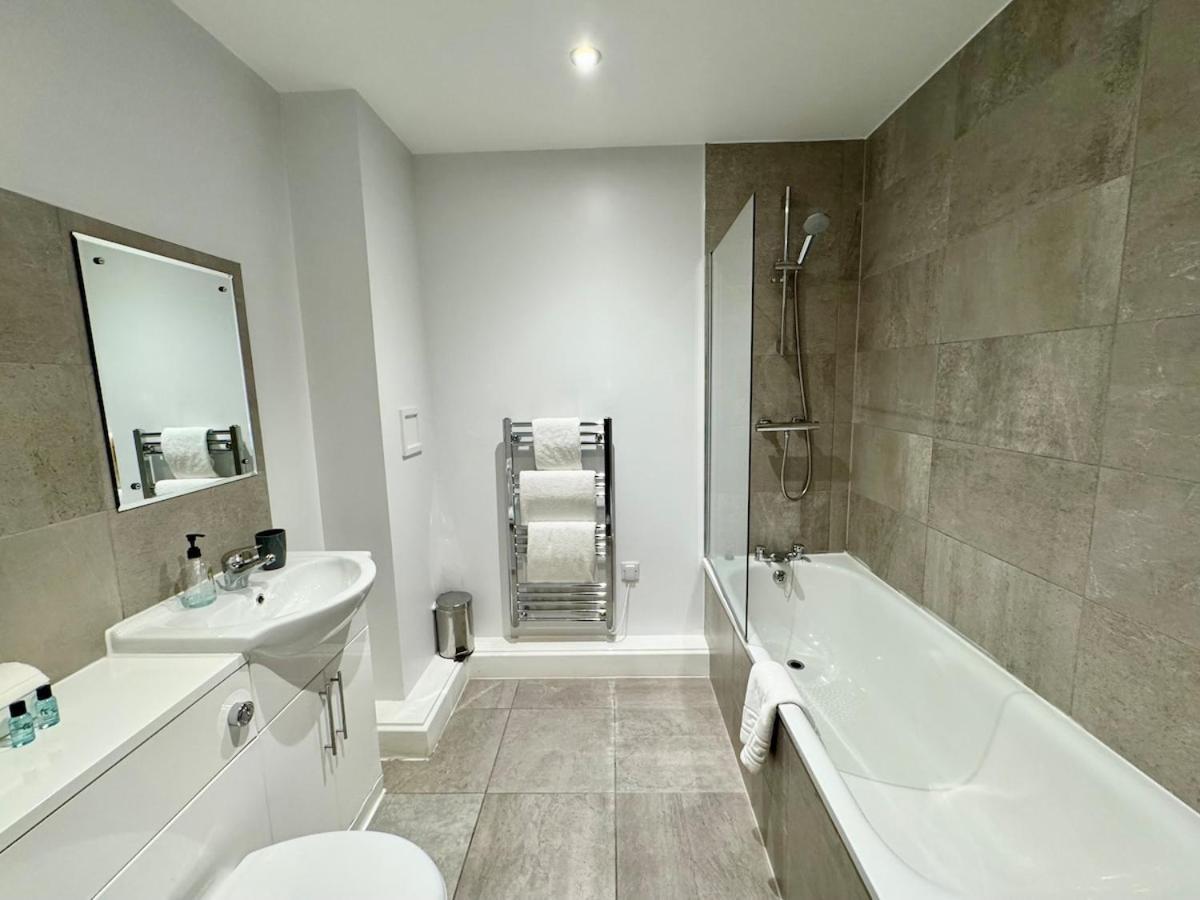 Modern With Views Of The Quayside Sleep 8 Free Parking